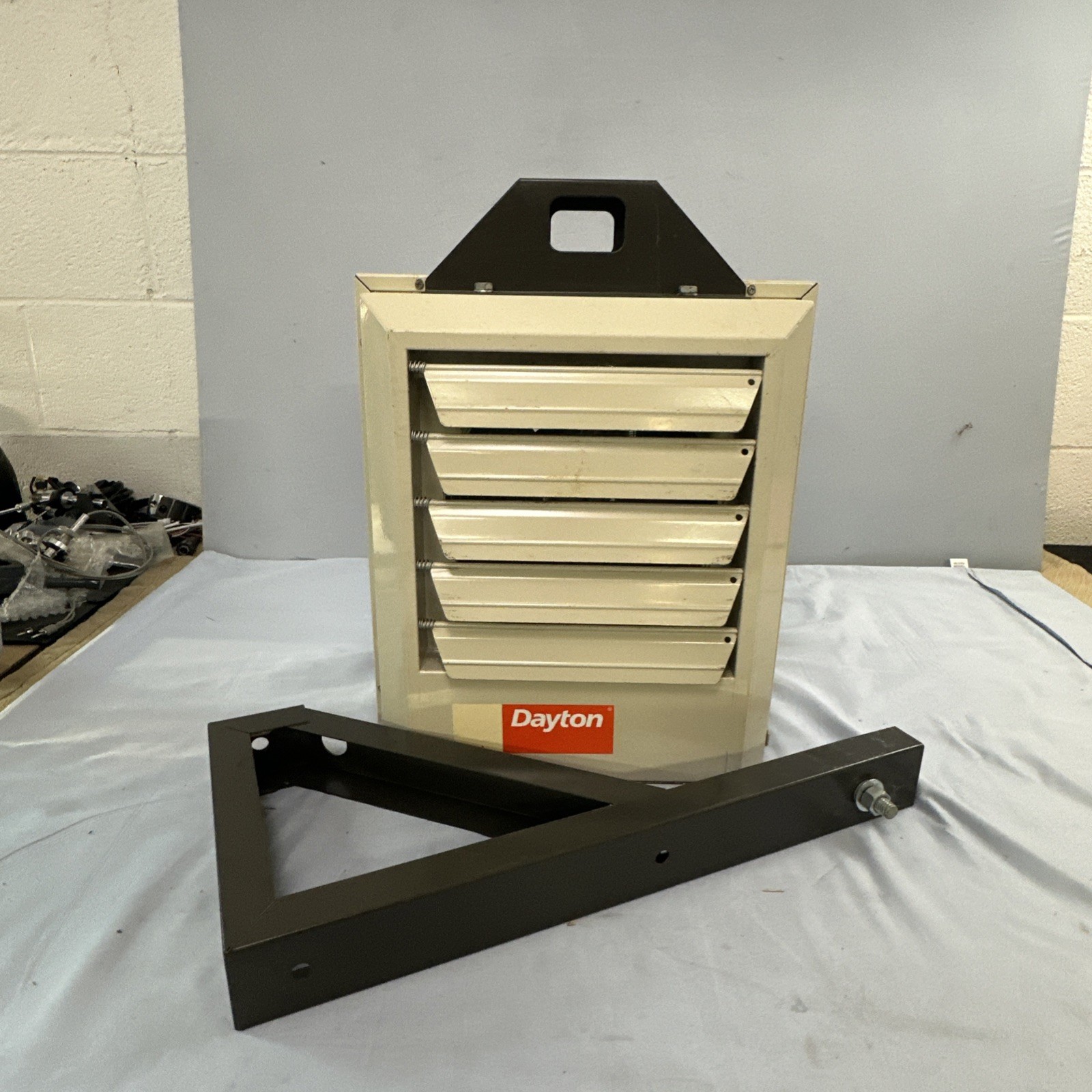 DAYTON ZYU62 ELECTRIC UNIT HEATER, 3.7 KW WITH MOUNTING BRACKET