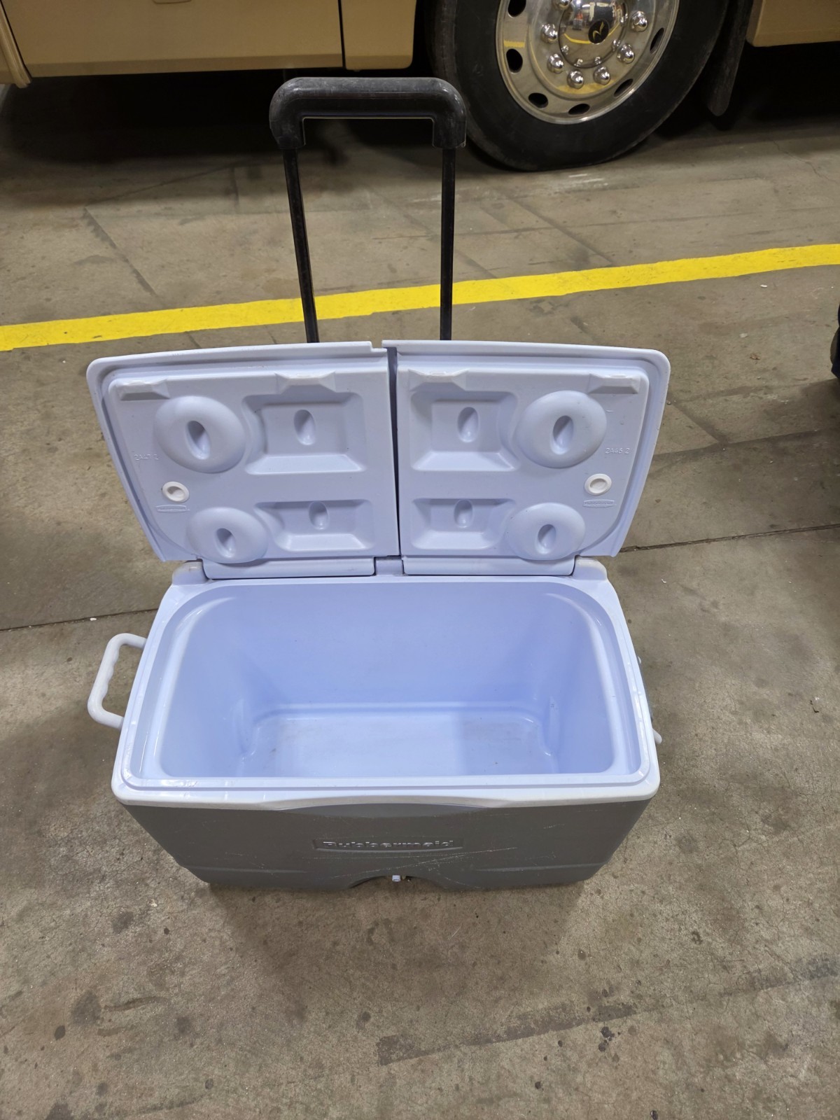 Rubbermaid Rolling Insulated Cooler Gray White Split Lid Tow Handle