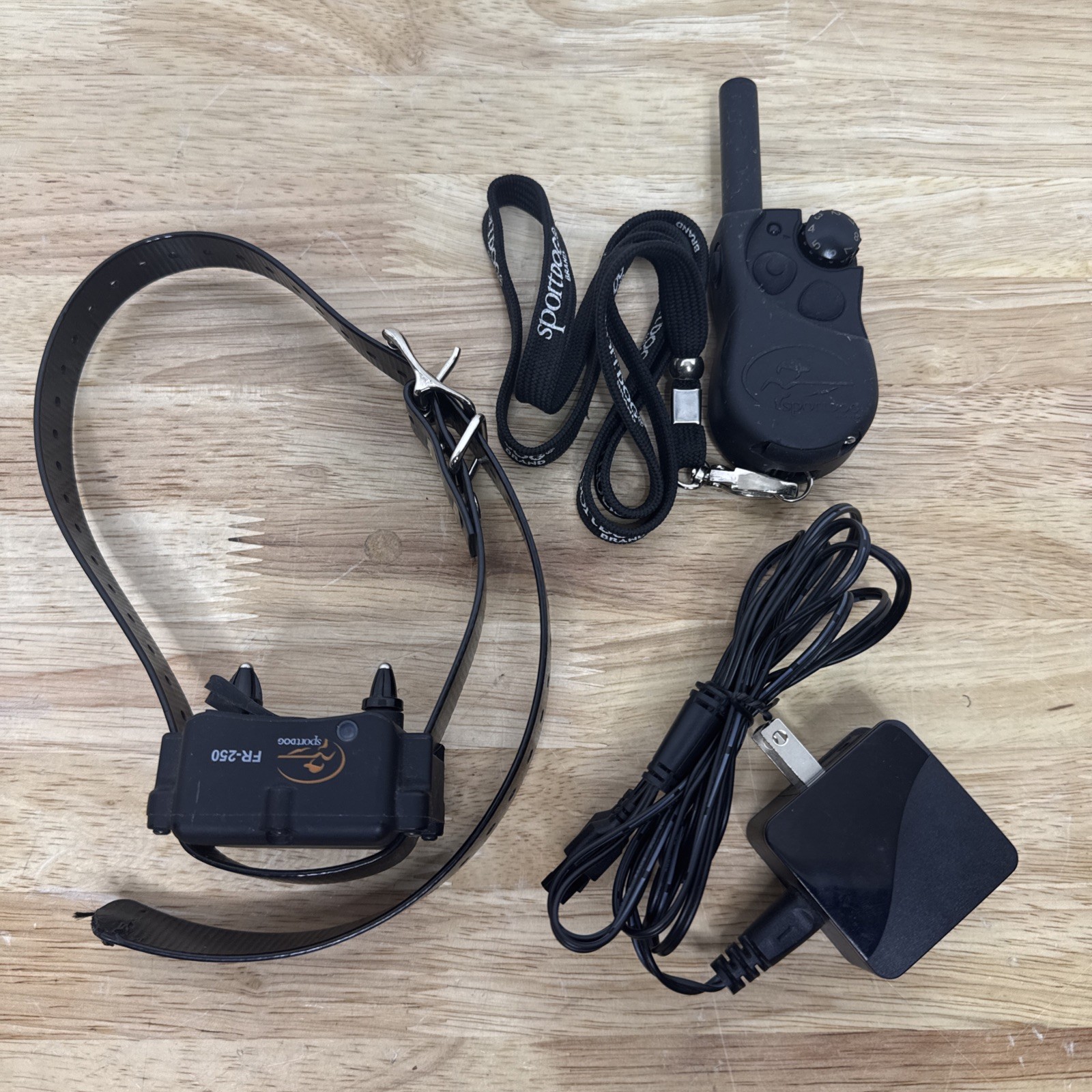 SPORT DOG COLLAR FR-250 w/ Remote & Charger **Needs batteries