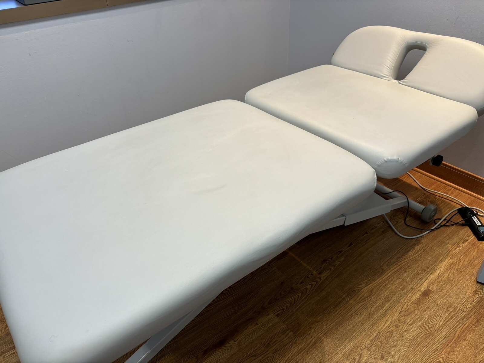 4 Oakworks massage table/spa bed in 4 different solid colors 72x 32" plush