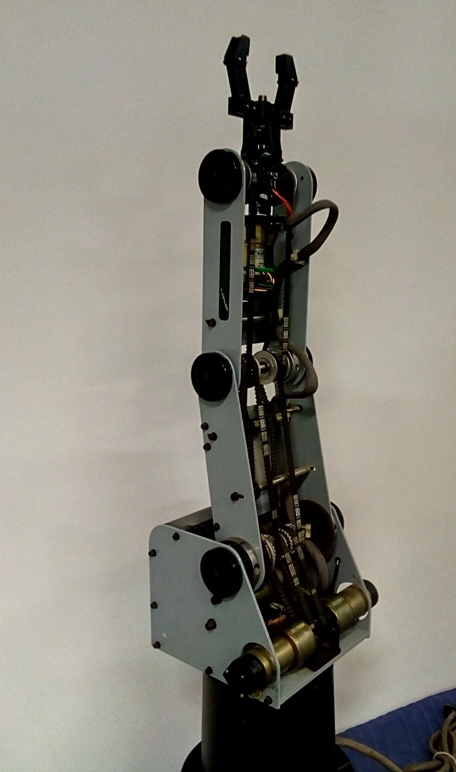 Eshed Robotec SCORBOT-ER Vplus Arm Robot Controller w/ Robot Conveyor