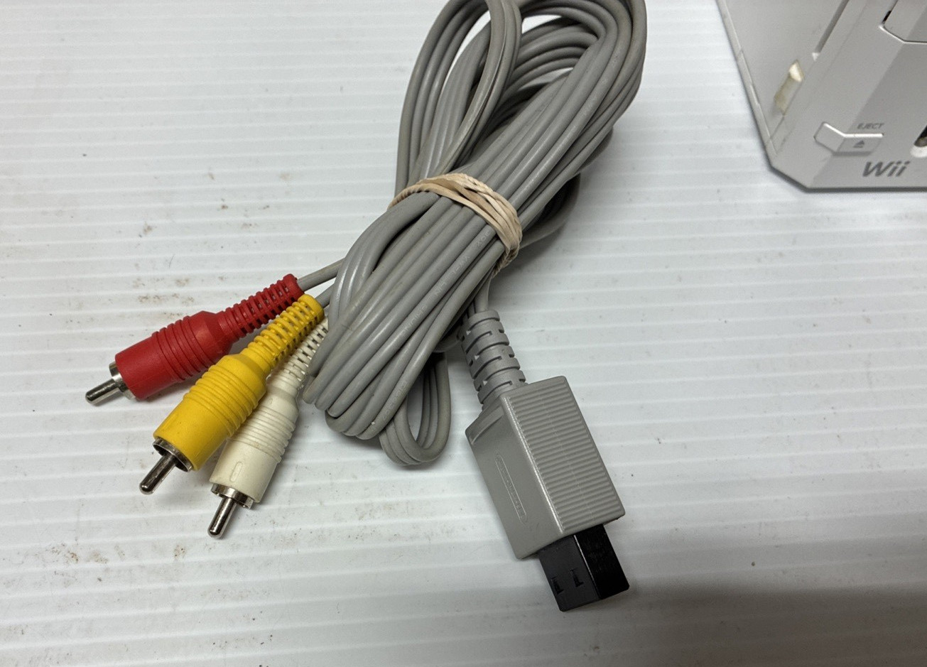 Nintendo Wii - RVL-001 White Console & Cables - NO Controller Lights Up UNTESTED