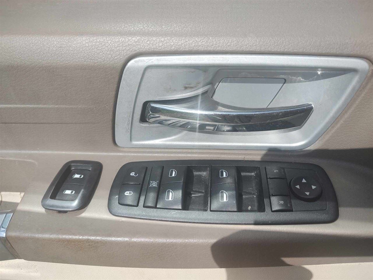 TOWN COUN 2008 Glove Box 18942