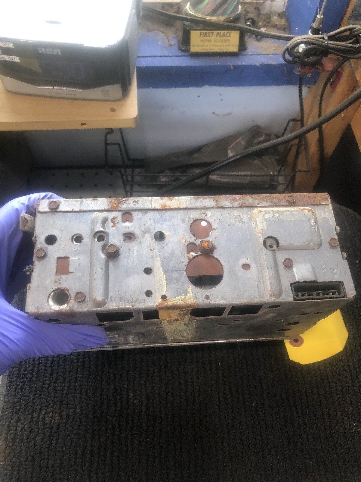 1968 BUICK AM PUSHBUTYON RADIO WITH KNOBS