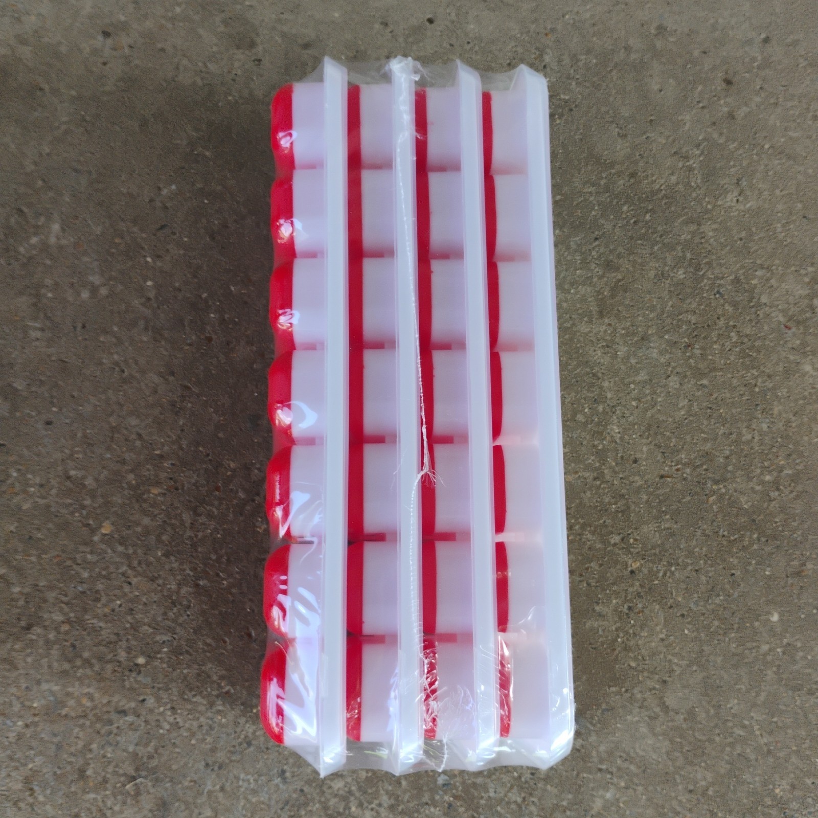 New 4 Pack Silicone/Plastic 14-Cube Ice Cube Tray Easy Release, Ridgid Top