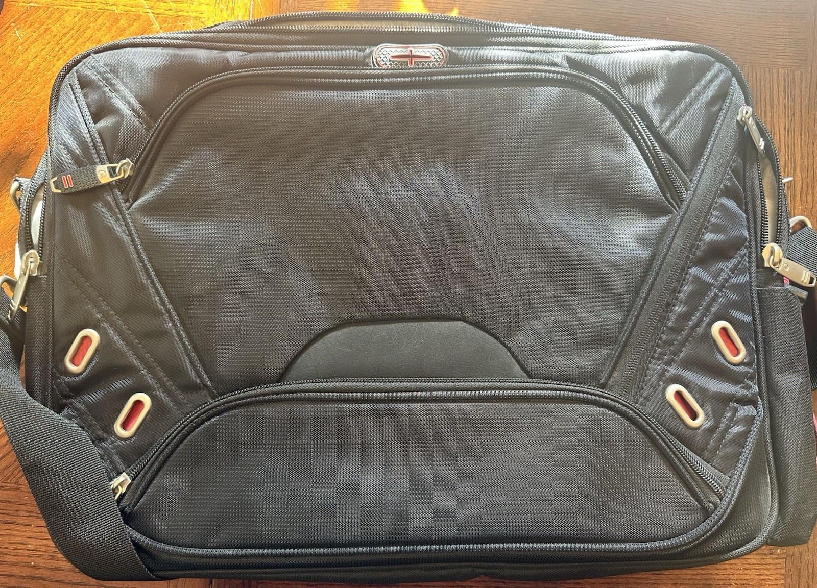 Elleven Leeds Shoulder Bag Checkpoint Laptop Sleeve pockets TSA 17" Attache