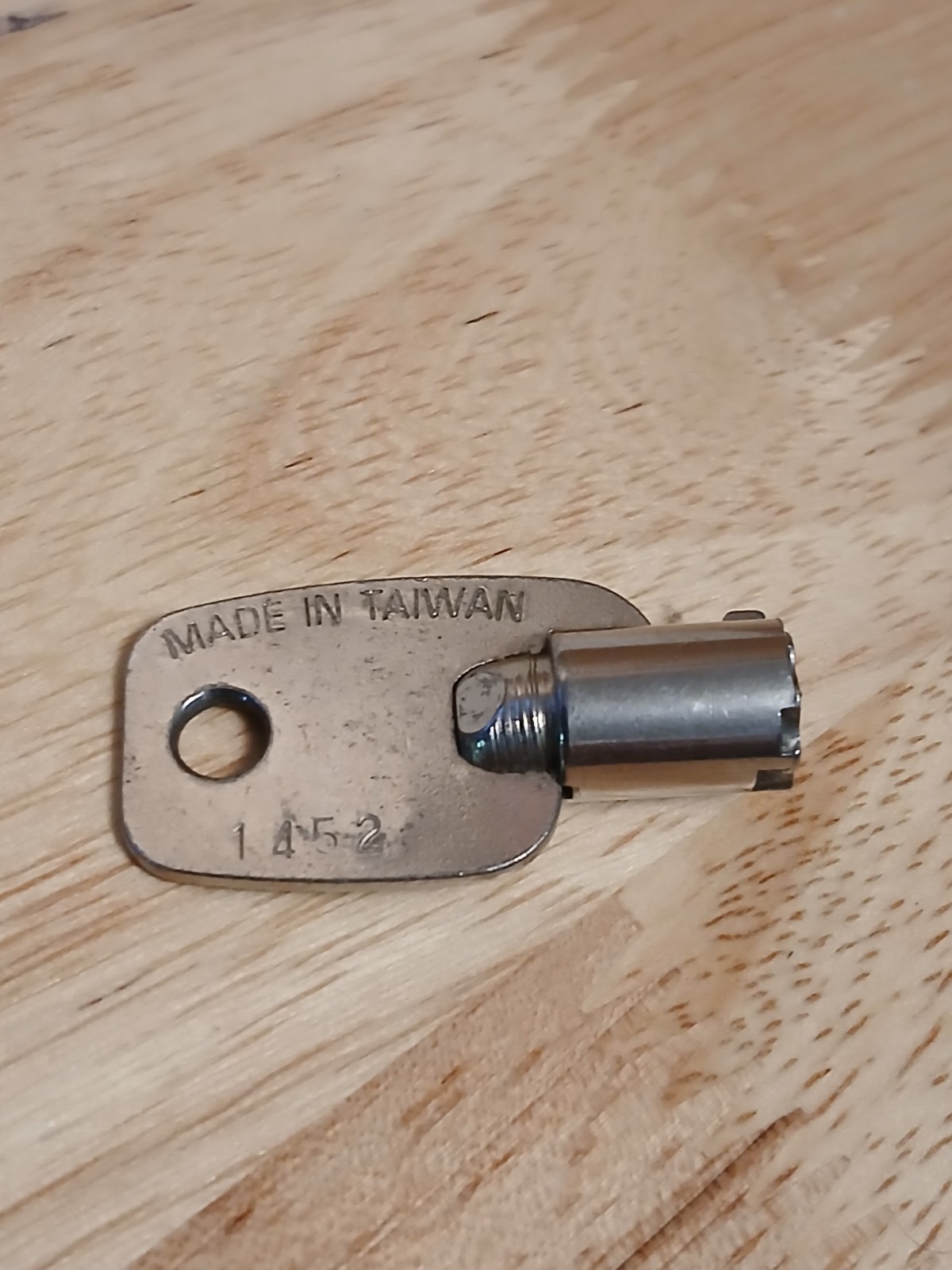 Snack soda drink vending machine key #1452 fits barrel style locks used by LAI
