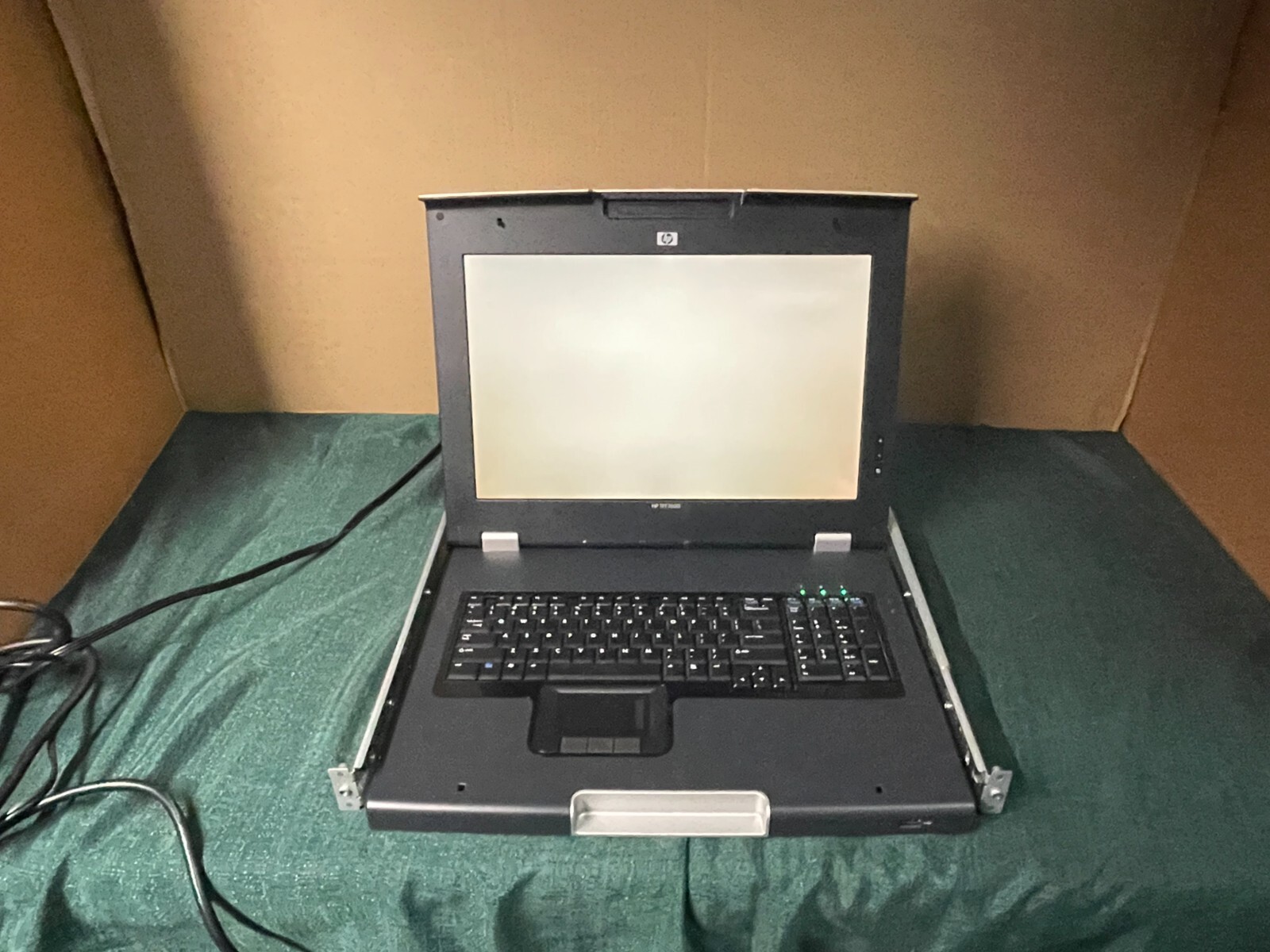 HP TFT7600RKM Rackmount KVM Console AG052A