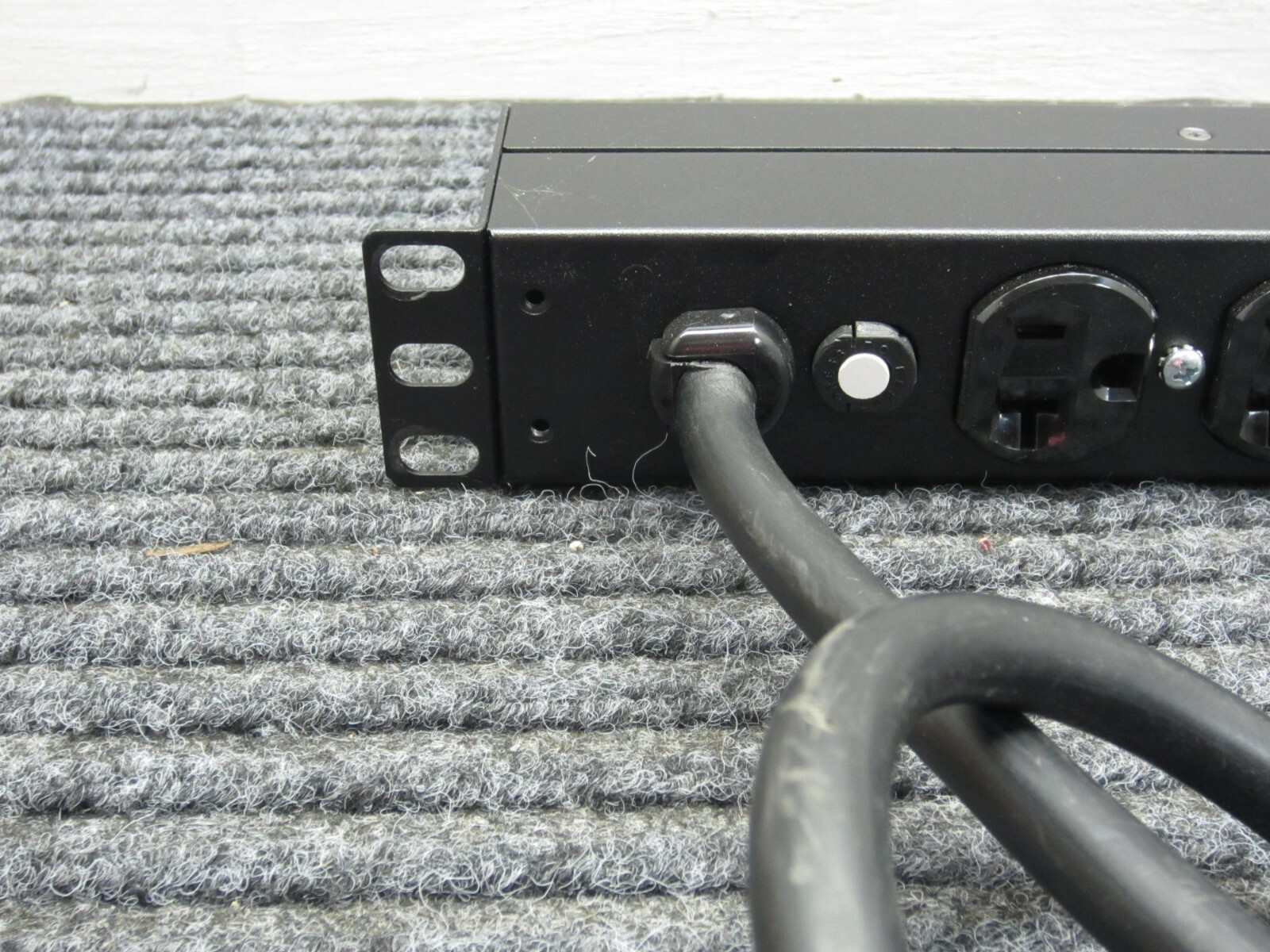 APC AP9564 Basic Rack Mount Power Distribution Unit PDU