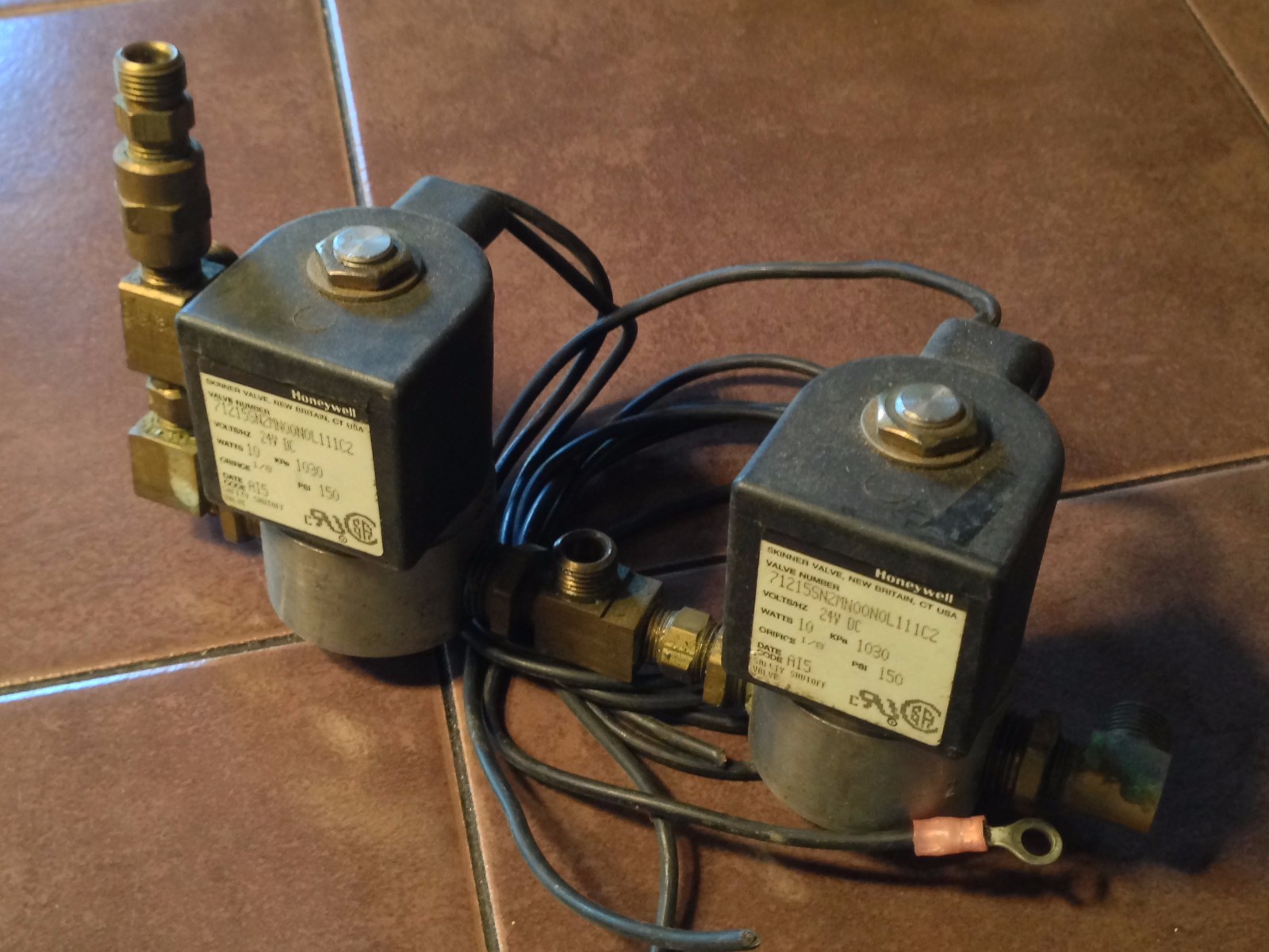 2 Honeywell Skinner Valve,  24vdc, 71215SN2MN00N0L111C2