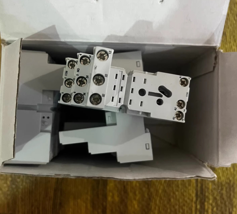 1PC NEW ABB Relay base CR-M3LS #LL