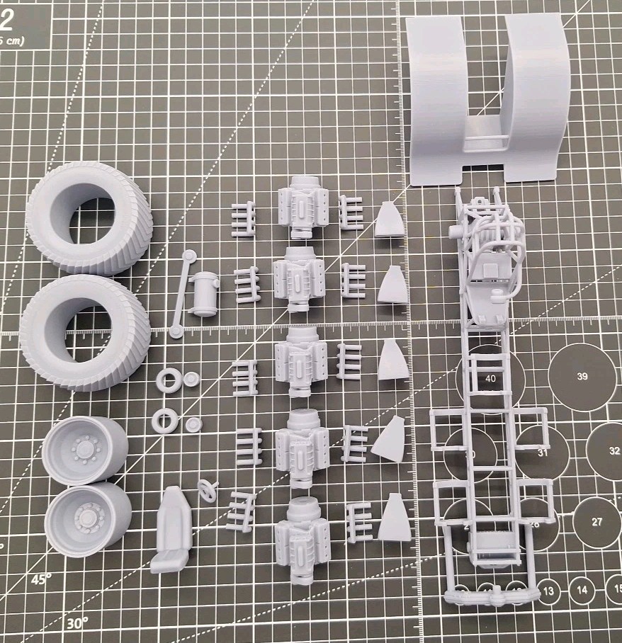 3D Printed 1:25 Scale Pulling Tractor with 5 Engines Model Kit