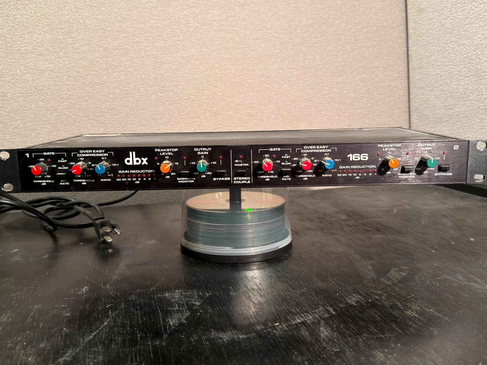 DBX 166 Over Easy Compressor with Gate and Peakstop Gain Reduction Rack Mount