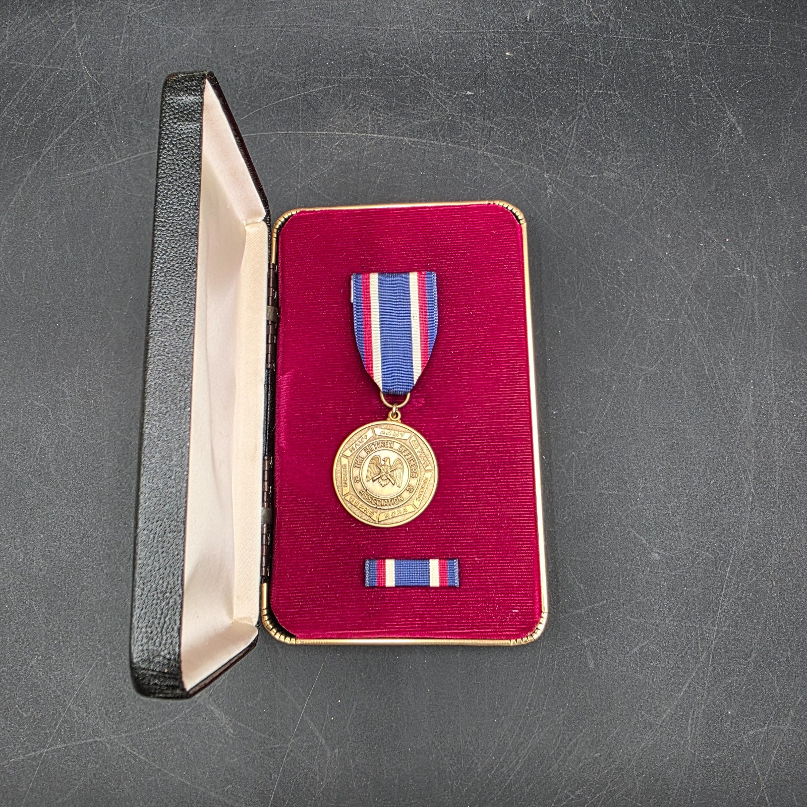 Vintage The Retired Officers Association Medal and Ribbon Bar w Hard Case