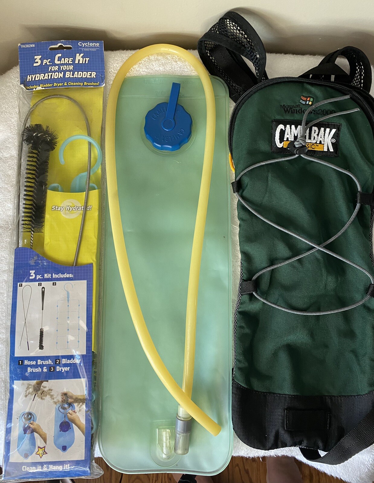 Camelbak Classic Hydration Back Pack 2L  70 Oz Green w Bladder & Cleaning Kit