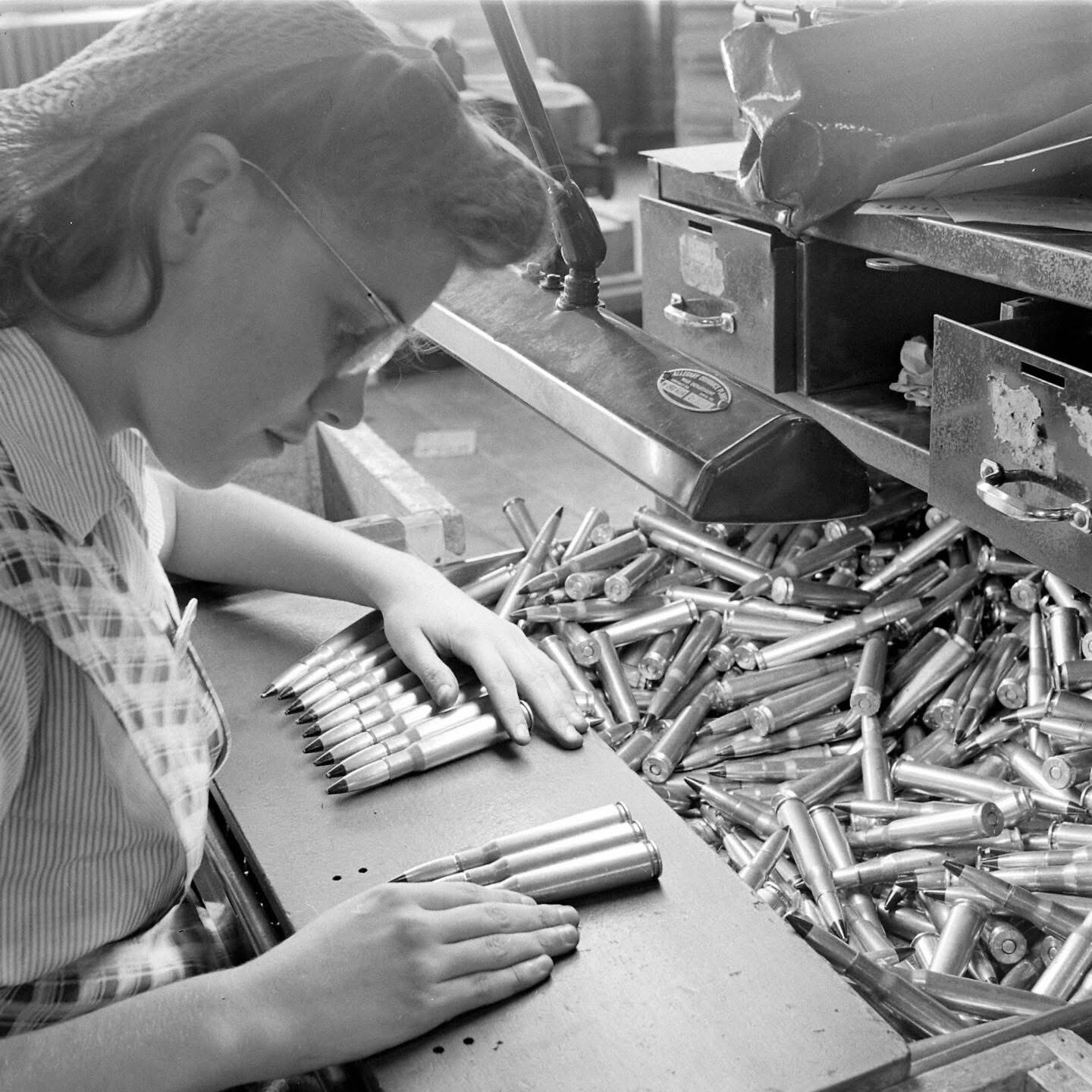 WW2 WWII Photo World War Two /  Female War Worker Allegany Ordnance Maryland