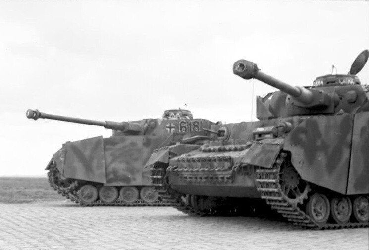 WW2 WWII Photo  German  Panzer IV Tanks Pzkpfw. IV 1944 World War Two 4218