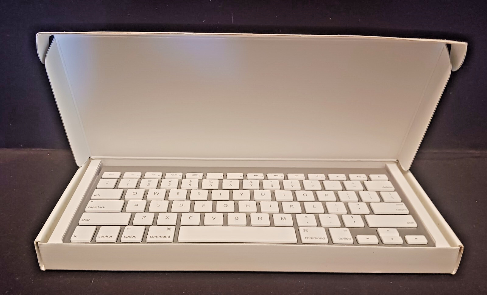 APPLE A1314 Pre-Owned Wireless Keyboard - MC184LL/B- 2009
