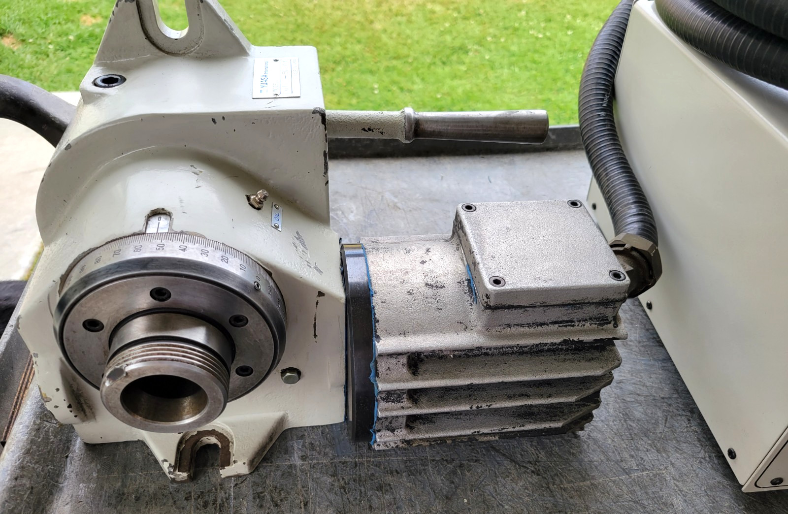 YUASA SUDX-5C-01 ROTARY INDEXER W/ UDNC-100 CONTROLLER