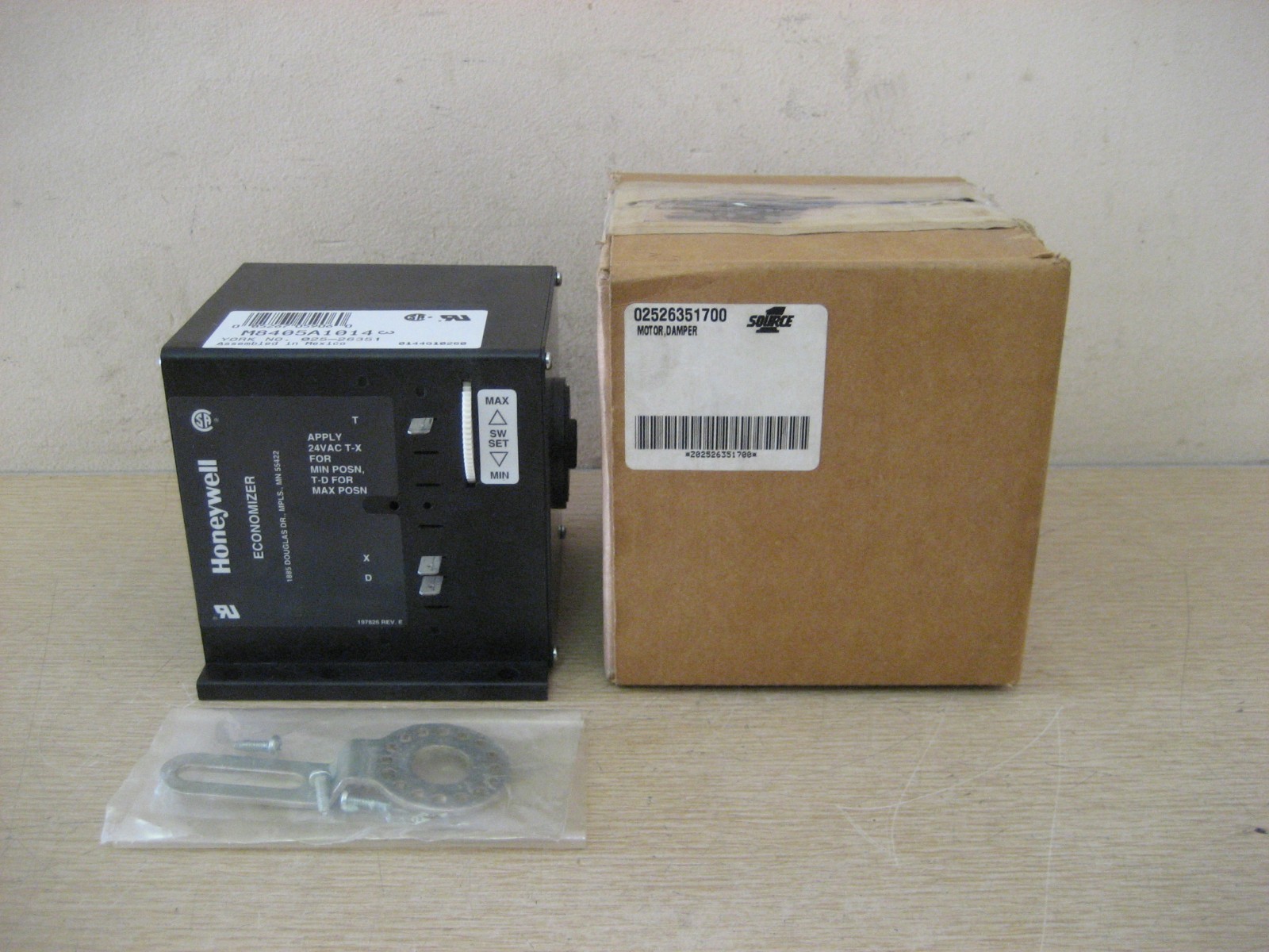 New Honeywell York 02526351700 M8405A1014 3-Pos Damper Actuator Motor Economizer