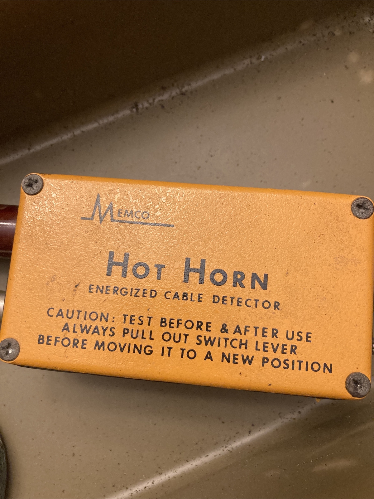 Memco Hot Horn Energized Cable Detector