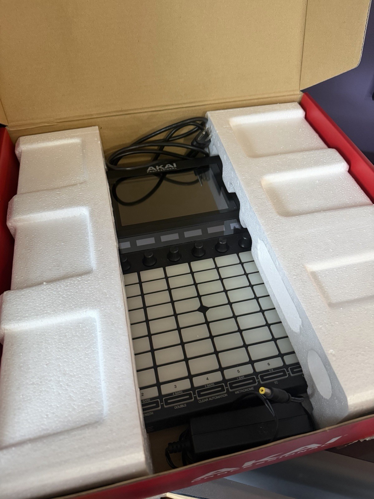 Akai Force Standalone Music Production DJ Sampler Sequencer w/box
