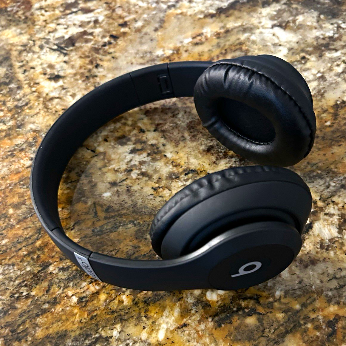 Beats Studio3 Wireless Over-Ear Bluetooth Noise Cancelling Headphones Black