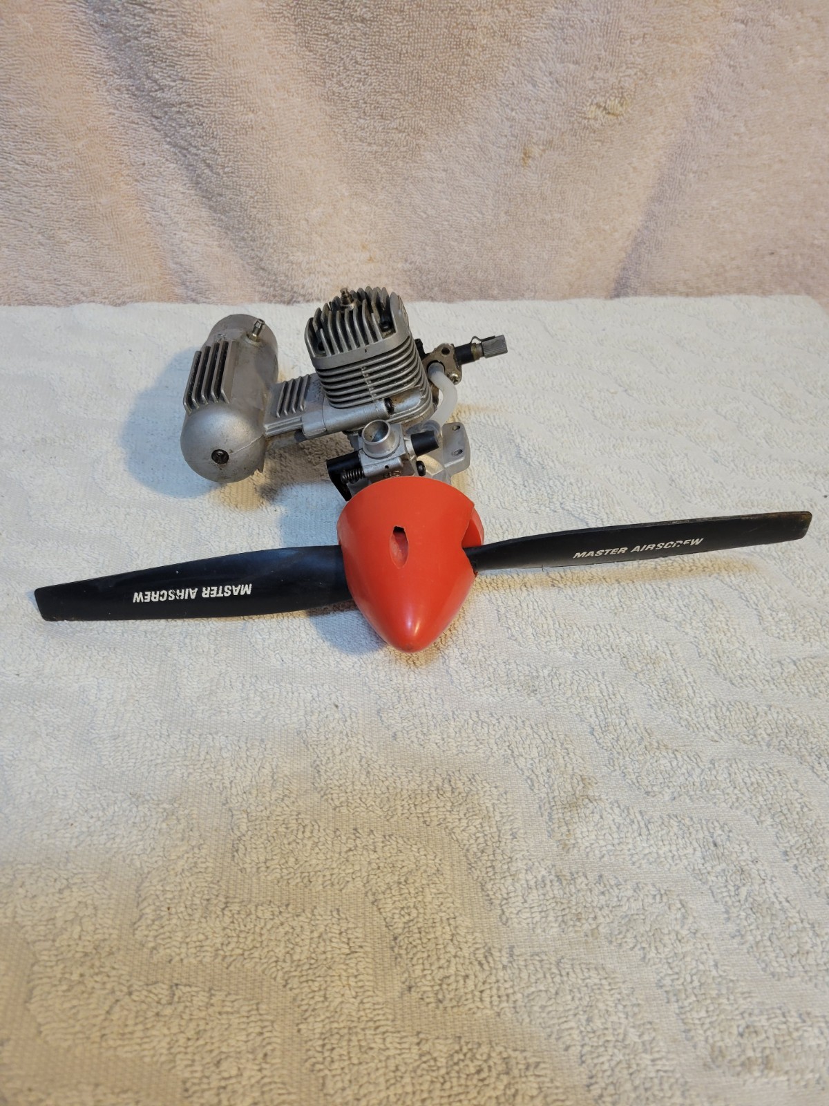 O.S. MAX LA 40 RC MOTOR, E-3030 JAPAN AIRPLANE ENGINE W / MUFFLER & PROP