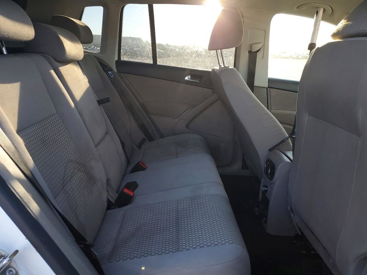 TIGUAN 2011 Glove Box 5024860