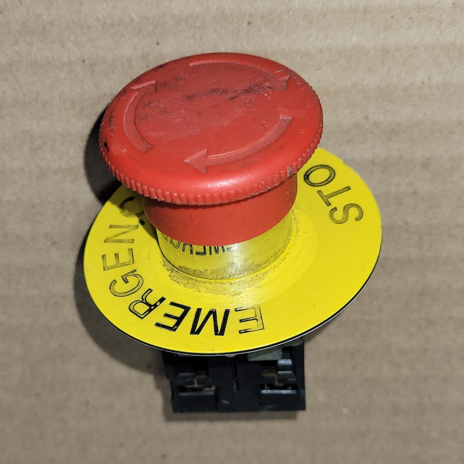 Schneider Electric Emergency stop push-button Maintained Push / Maintained Pull,