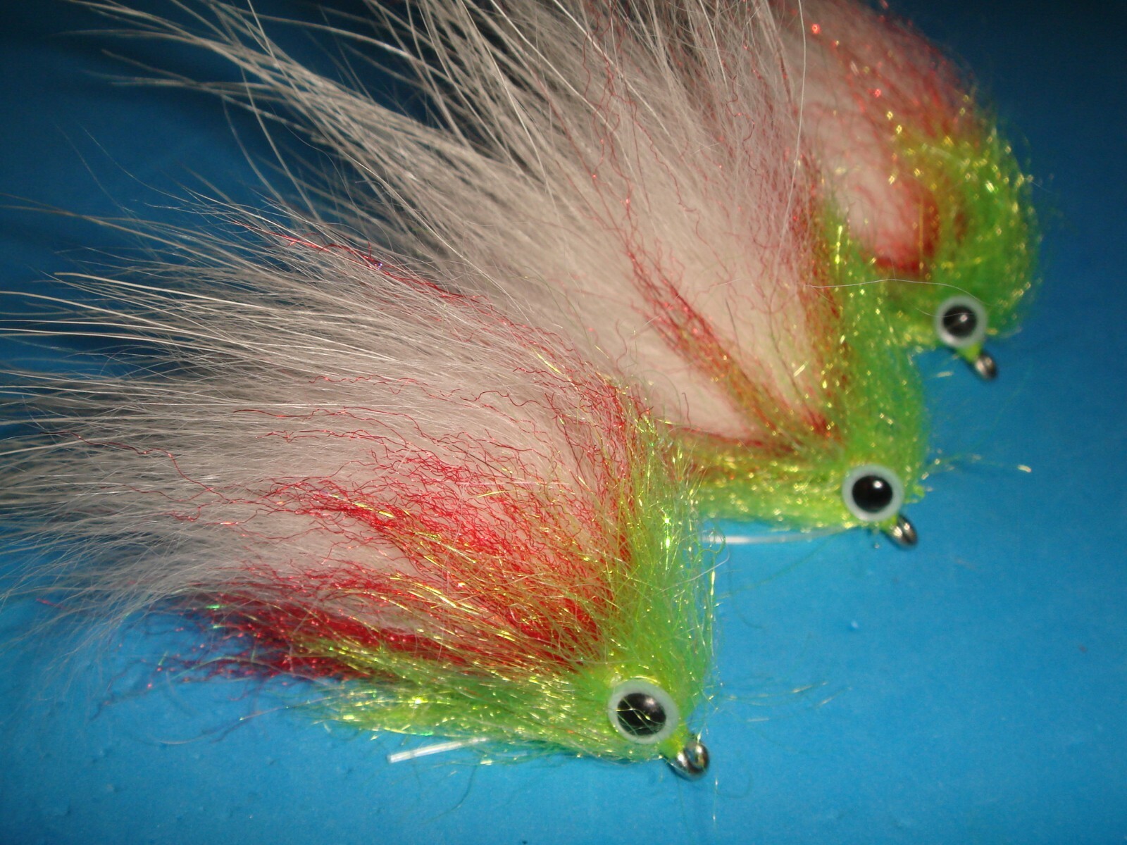 FLY FISHING FLIES - Chart./Red BLEEDING BAITFISH FLY size 1/0 (3 pcs.)