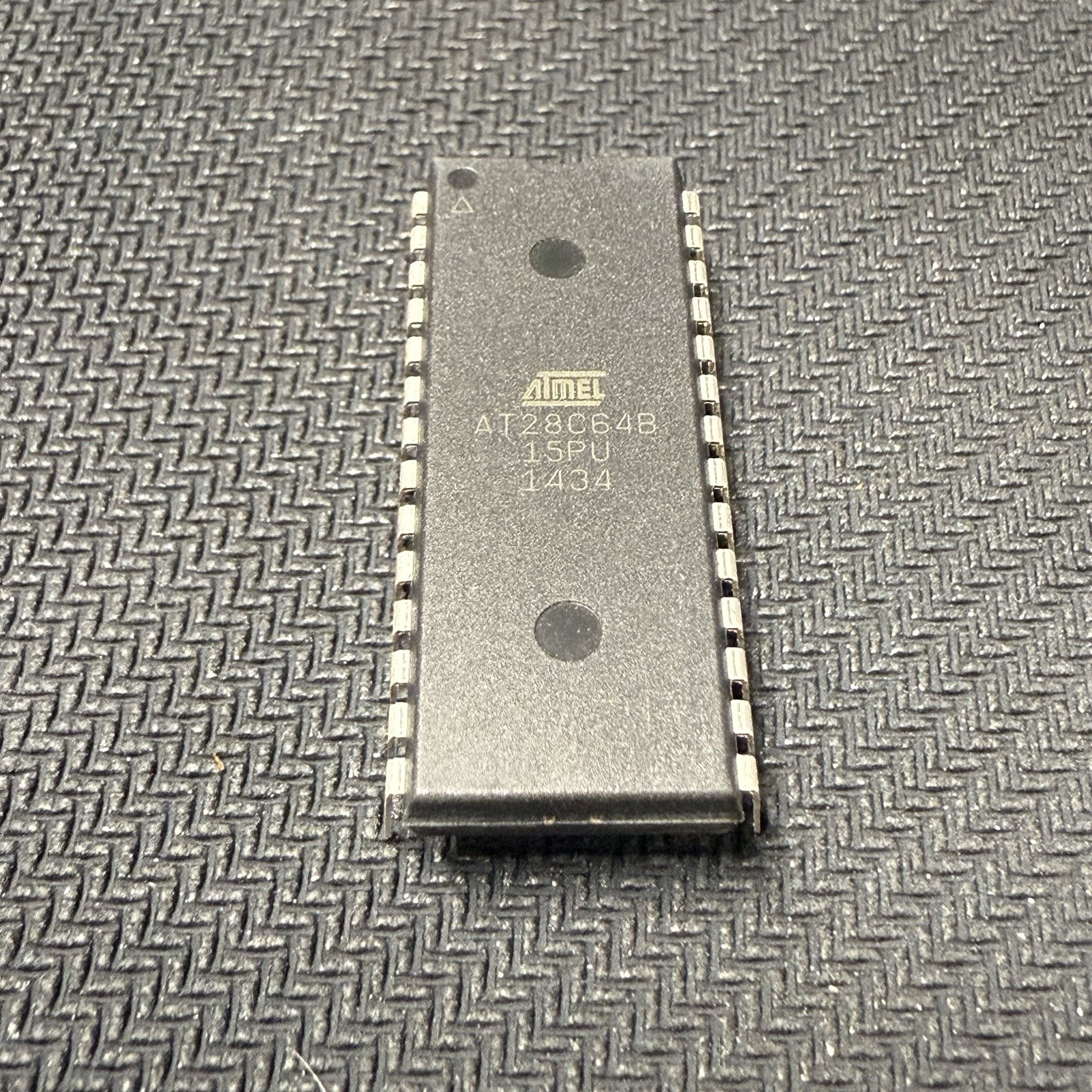 (1 Piece) Authentic Atmel AT28C64B 64K  (8K x 8) EEPROM 28 Pin DIP New
