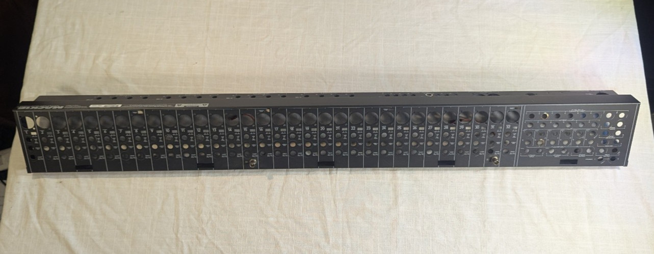 Mackie 32-8 Analog Mixing Console- Input Panel