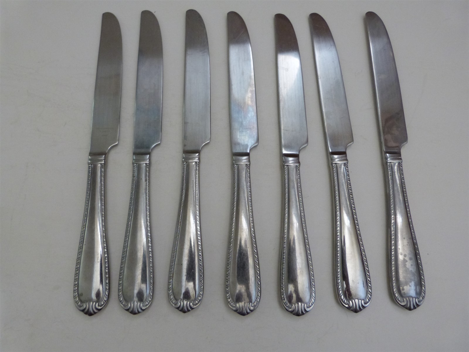 7 Reed & Barton Stainless 18/10 DOMAIN DINNER KNIVES 9.5"
