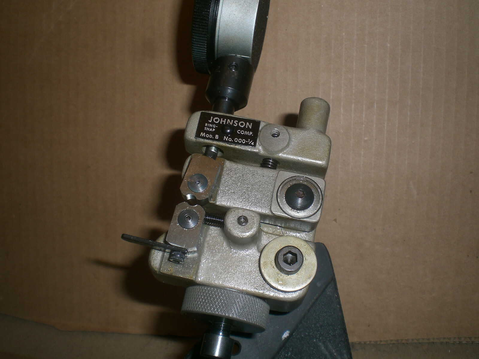 Johnson Tri Roll Thread Gage Comparator stand with indicator
