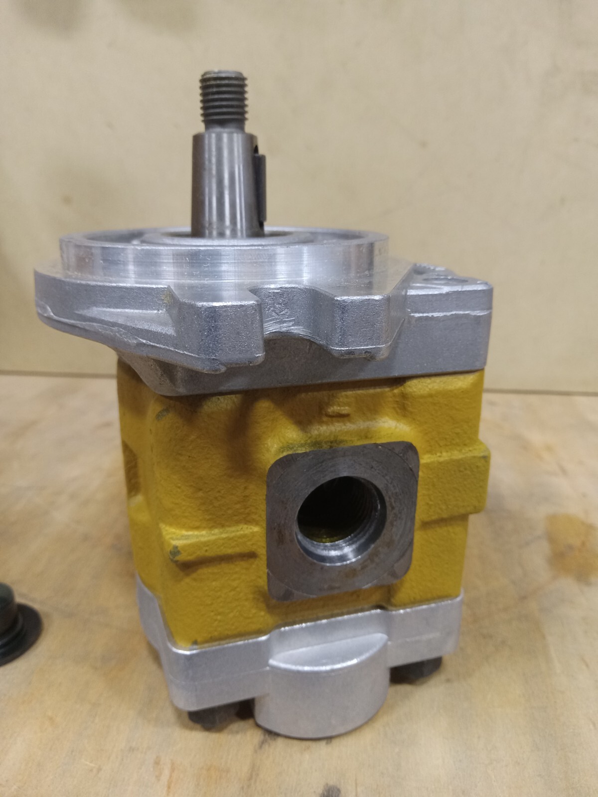 Shimadzu hydraulic pump 05-12L179 102-4 keyed tapered shaft Komatsu 4971842