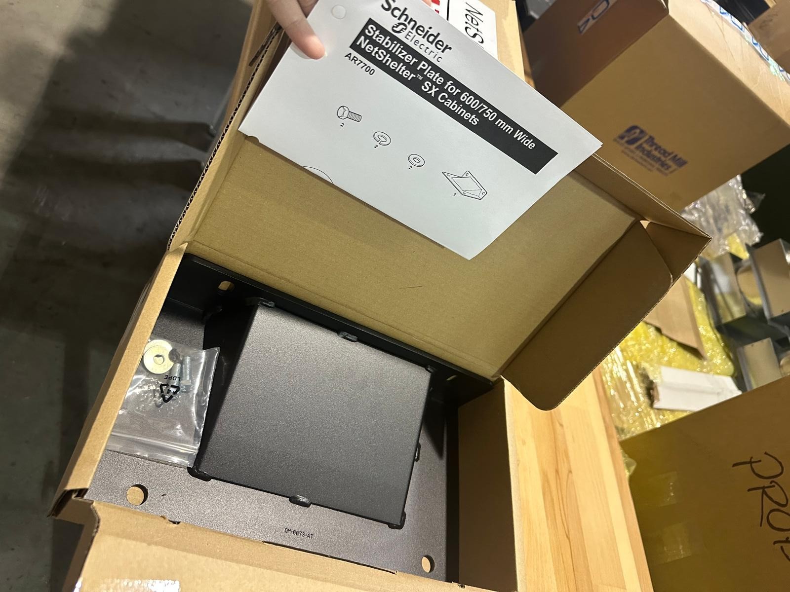 APC Stabilizer Plate for 600/750mm Wide NetShelter SX Cabinets - AR7700