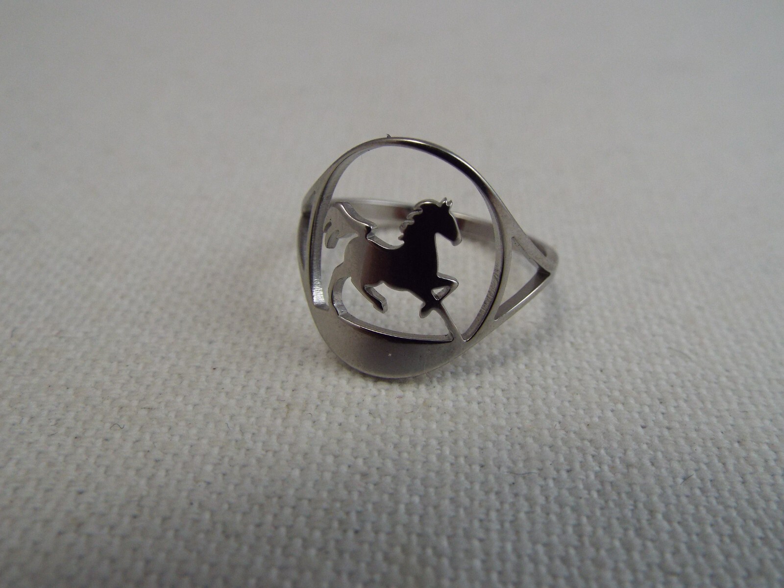 Silvertone Horse Ring ~ Size 8 (B2)