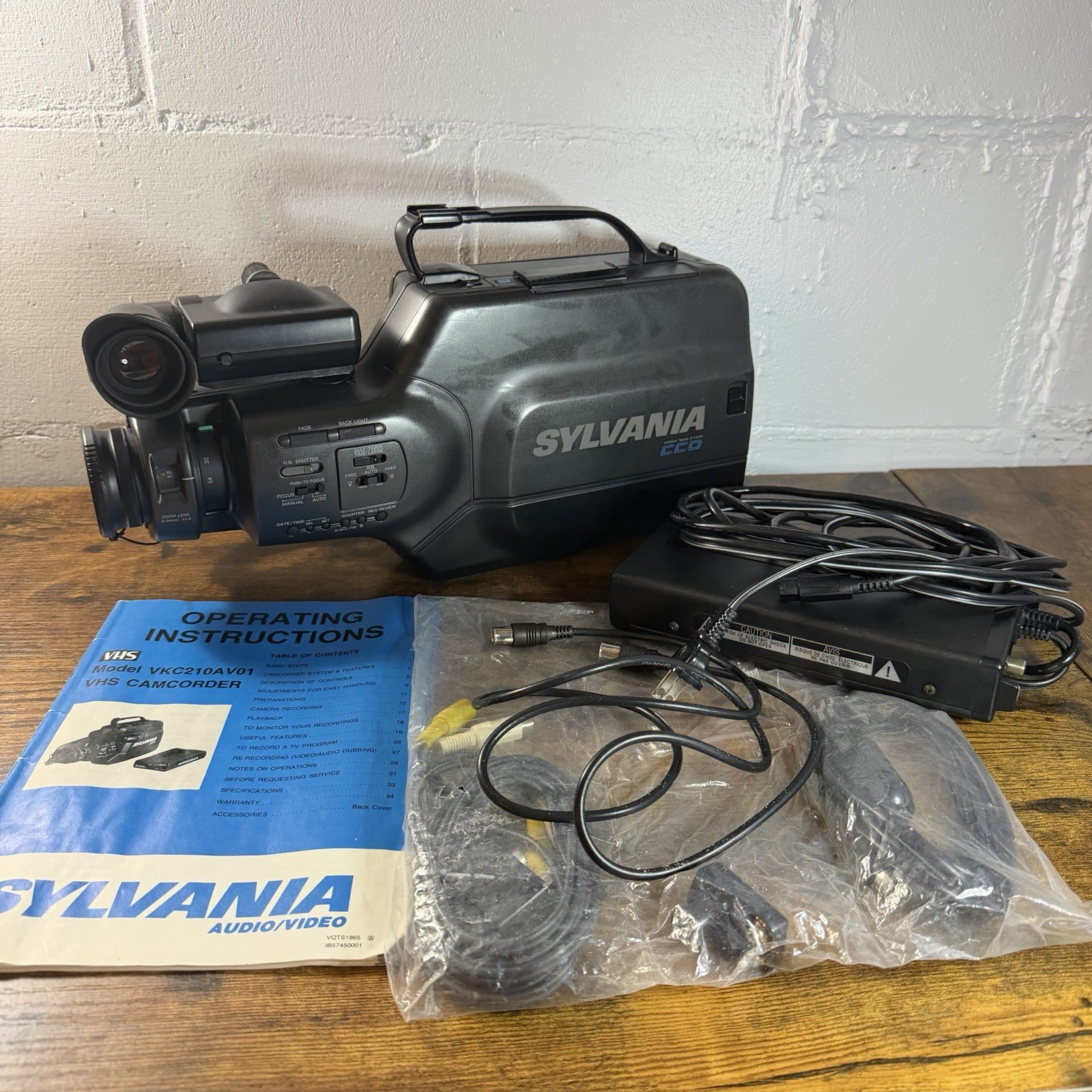 Vintage Sylvania VKC210AV01 VHS HQ CCD Camcorder W Accessories Parts Repair