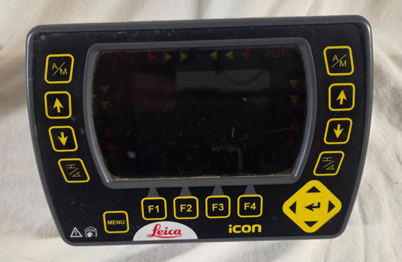 Leica iCP 32 2D Dozer grade panel 798669 with MMB1300 764910 panel with RAM