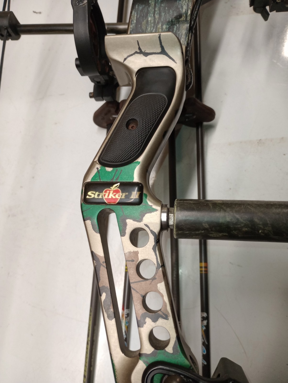 hoyt compound bow left handed