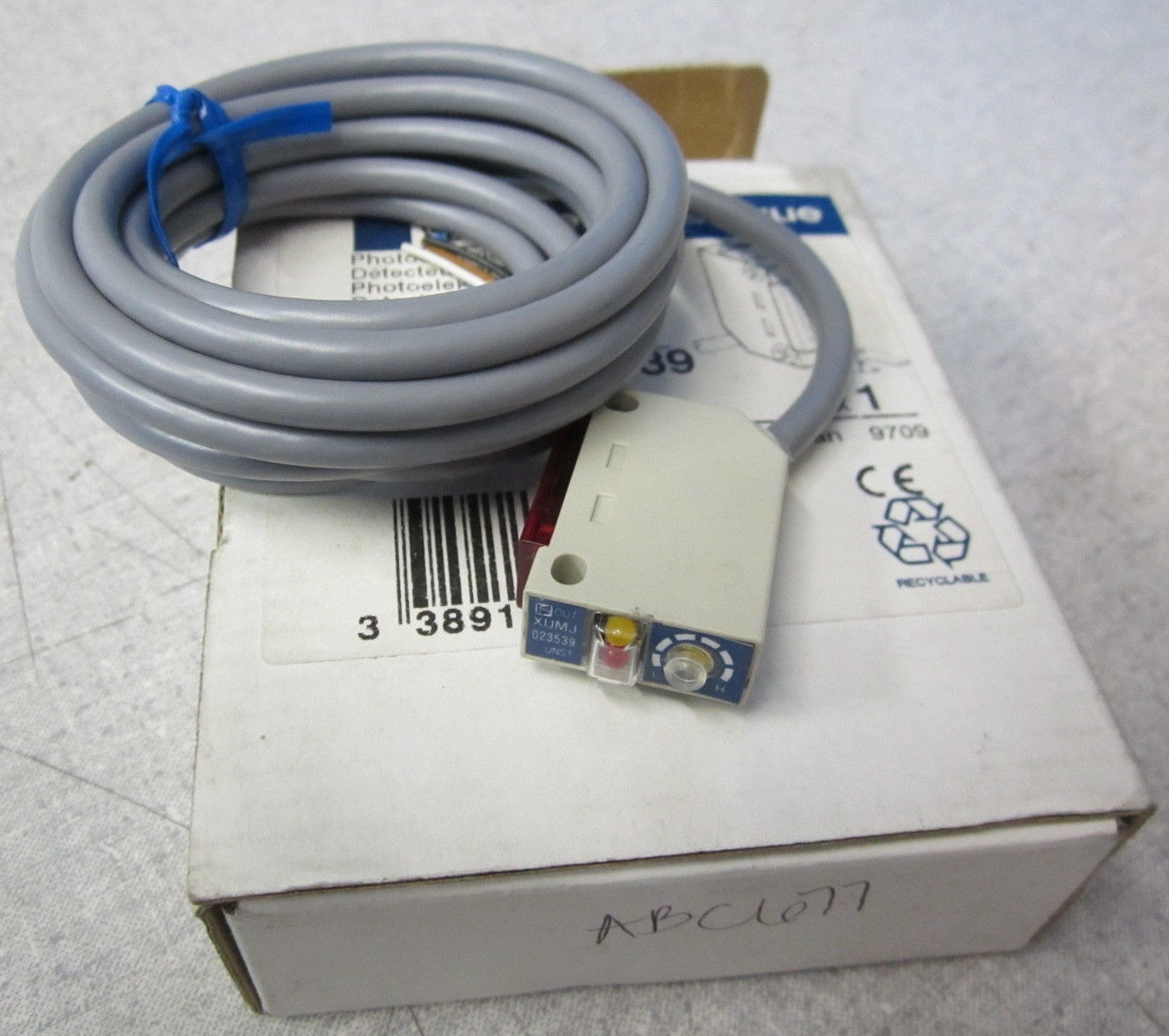 Telemecanique XUMJ023539 Photoelectric Sensor (12-24V)