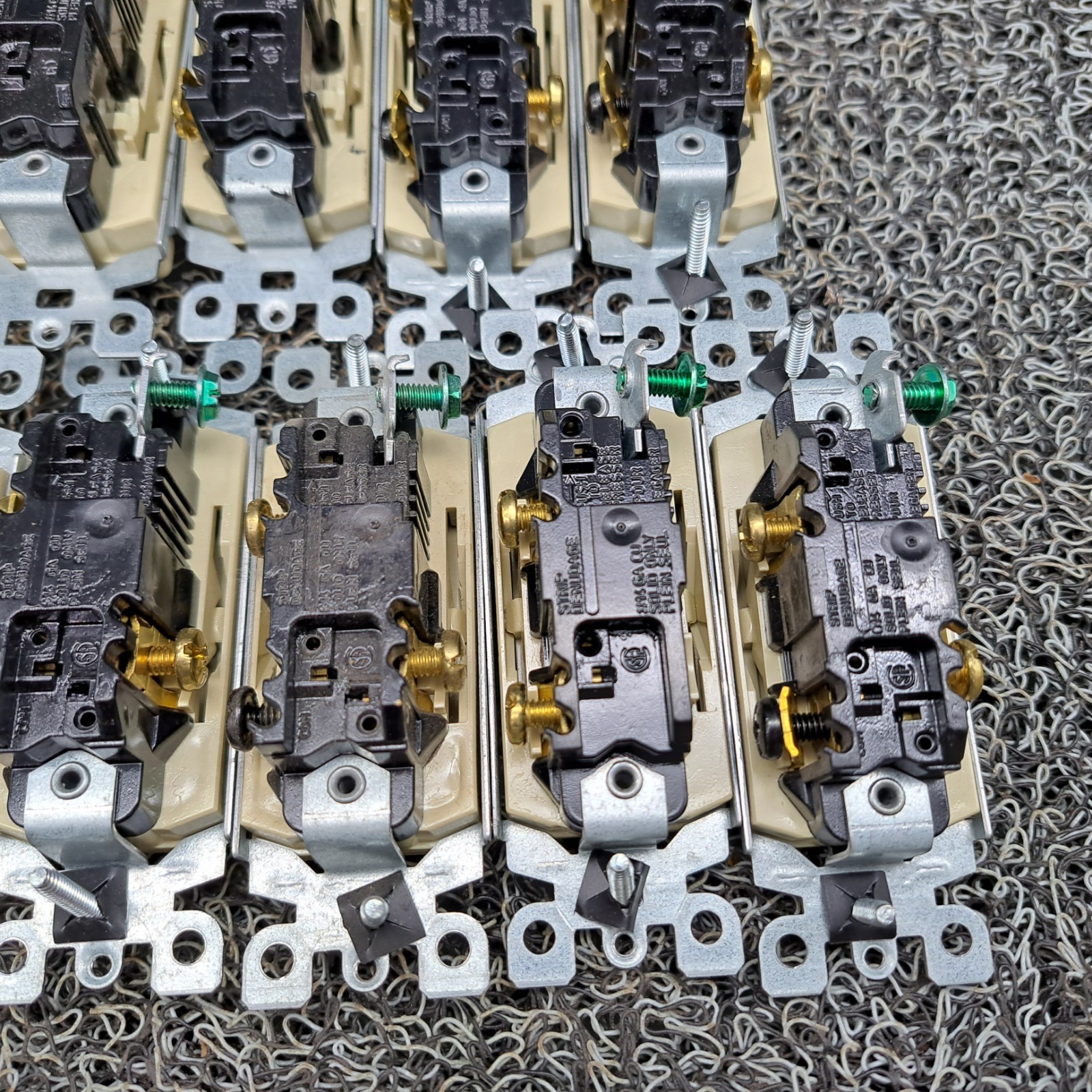 Eagle 3-Way Ivory Decorator Switch 15A-120V 277VAC (9)