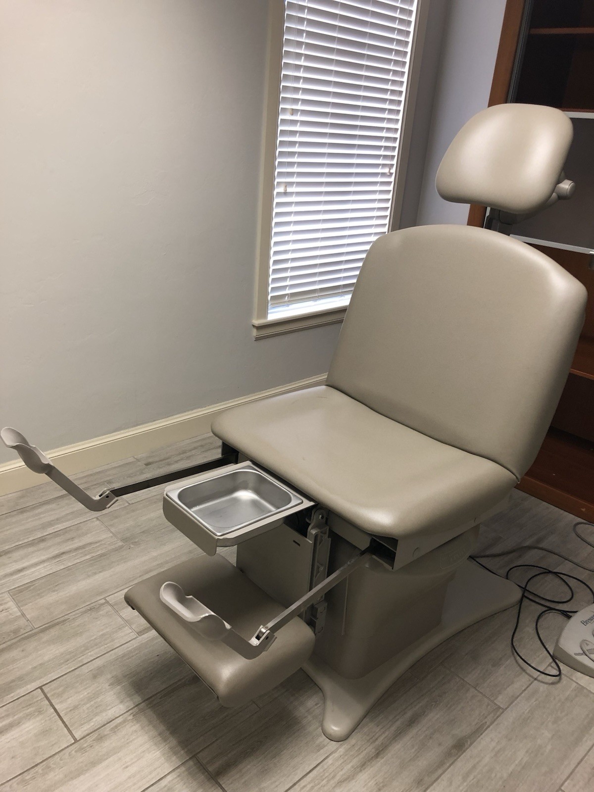 Brewer Company Assist Model 7000 Powered Medical Exam Table 2023
