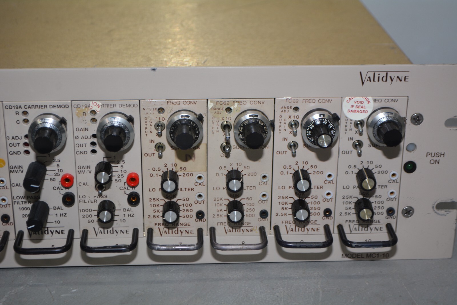 ^ Validyne MC1-10-W-1-A Chassis W/ Modules #X4251