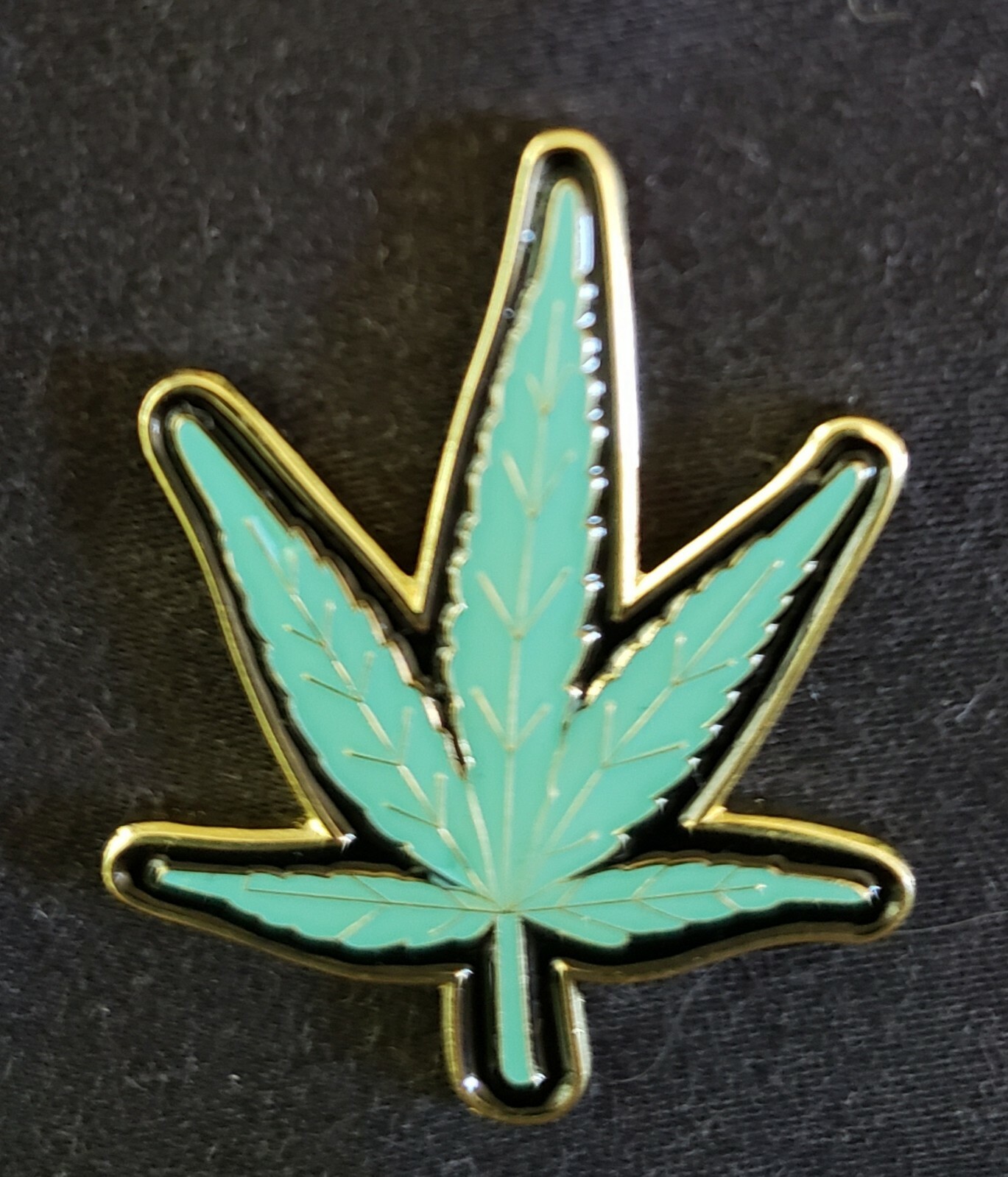 NEW GLOW IN THE DARK MARIJUANA WEED LEAF LAPEL HAT BADGE TIE TAC  PIN SO COOL