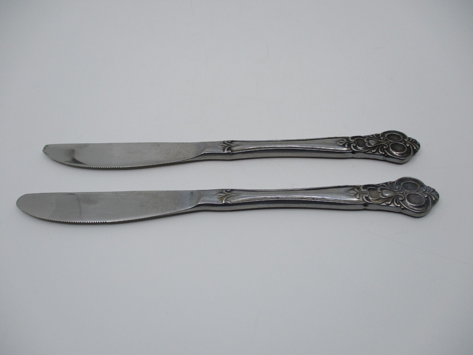 ORLEANS STAINLESS CARIBOU - 2 DINNER KNIVES - 8 5/8" 05C