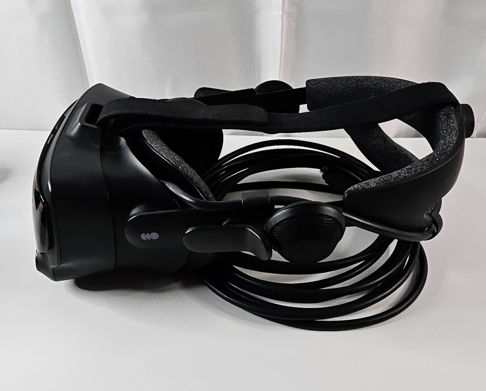 Valve Index VR Headset Full Kit w/ 2.0 Base Stations, Knuckles Controllers