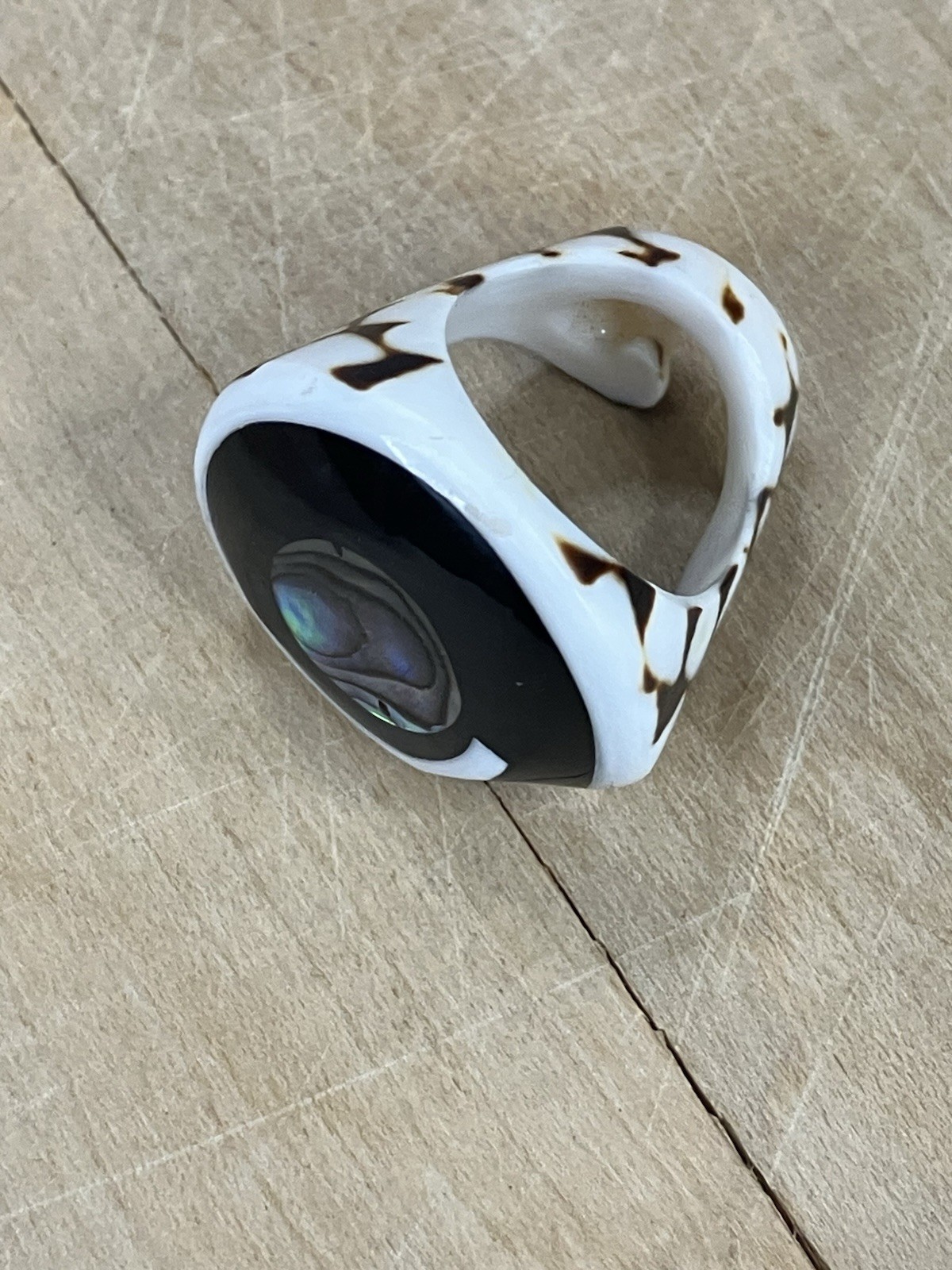 Boho-style statement ring featuring a seashell inlay Size