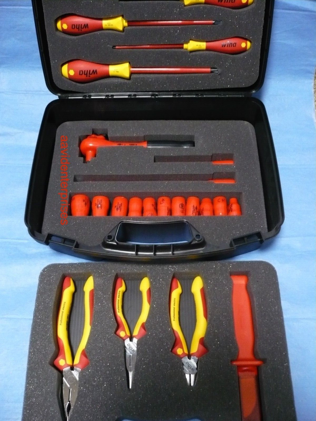 "New" Wiha 31592 24 Piece Insulated Tool Set with case and soft padded foam